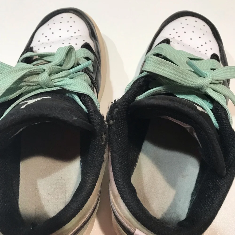 ☀️Nike Air Jordan Kid’s Black/White/Green Shoes, Size 4Y